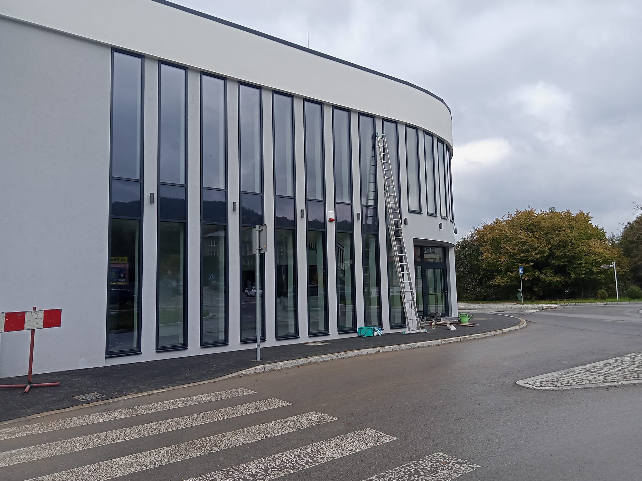 Duże przeszklenia obiektu